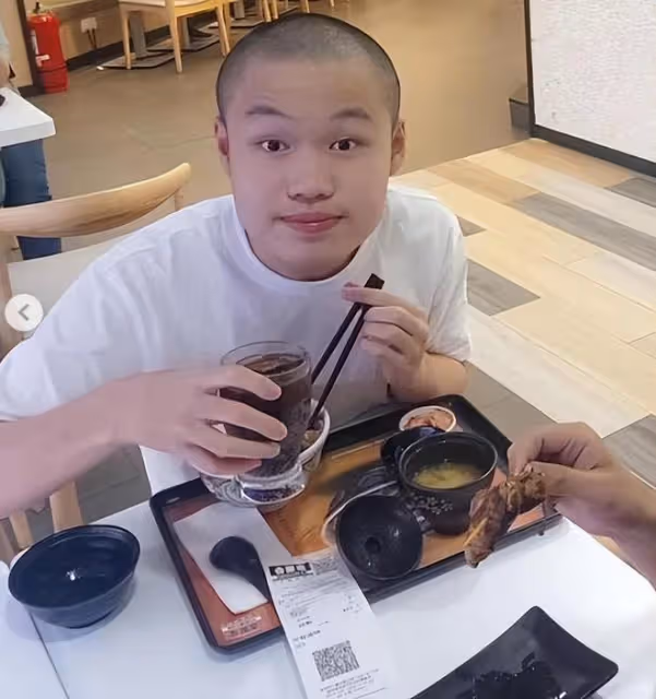 黃家駒墓碑被毀,黃家強助理前往墓地發聲,歌迷站在墓前痛哭