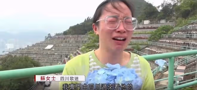 黃家駒墓碑被毀,黃家強助理前往墓地發聲,歌迷站在墓前痛哭