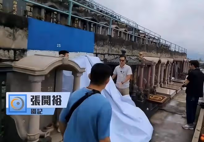 黃家駒墓碑被毀，黃家強助理前往墓地發聲，歌迷站在墓前痛哭