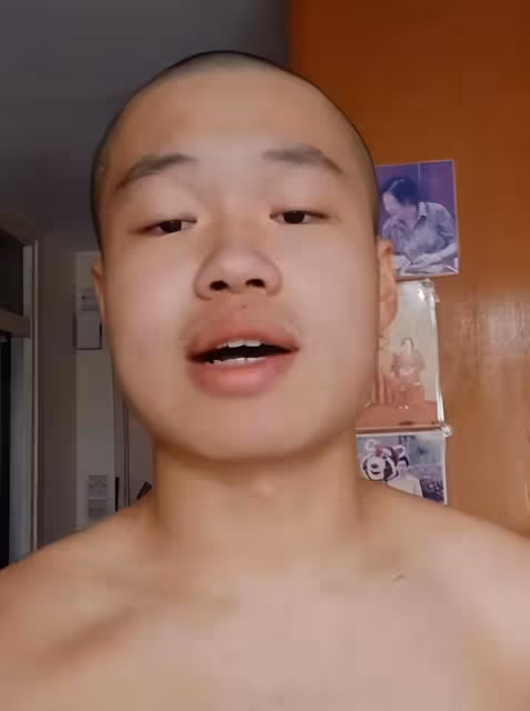 黃家駒墓碑被毀，黃家強助理前往墓地發聲，歌迷站在墓前痛哭