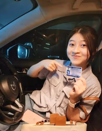 18歲Gail考到駕照了!開車影片吸6萬人朝聖 開心喊:要去哪我送你