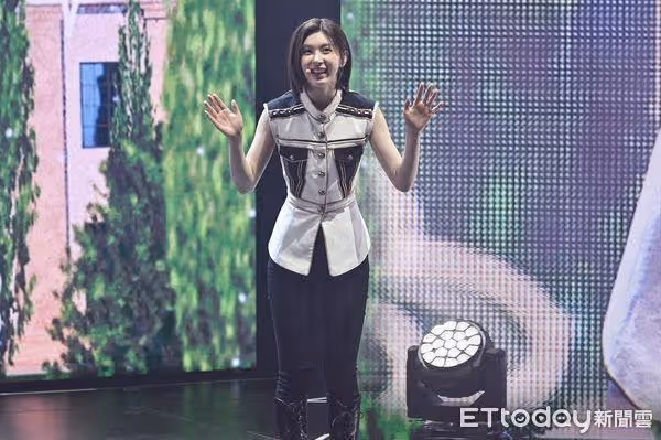 直擊/NMIXX飆高音開唱!台粉邀「結束吃臭豆腐」 Lily點頭答應了