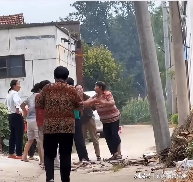 男友頭回上門,我爸讓他挑水,我卻叫他假裝閃了腰
