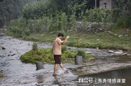 男友頭回上門,我爸讓他挑水,我卻叫他假裝閃了腰
