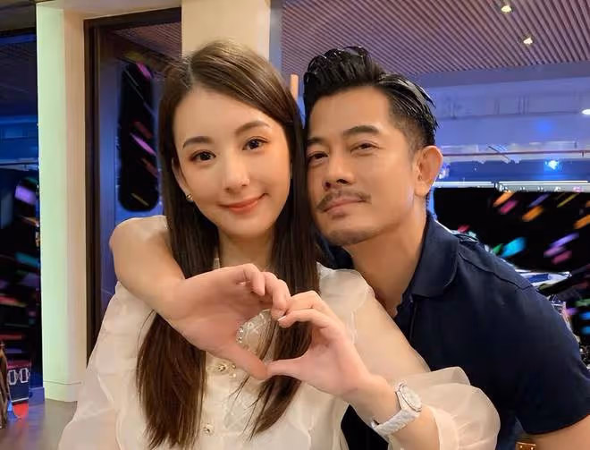 郭富城方媛520甜蜜逛街,老夫老妻恩愛如初,牽手晃悠不停歇