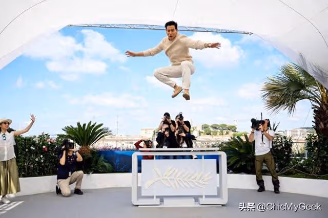 彭于晏一蹦三尺高搶鏡坎城!帶愛犬亮相,串門別劇組紅毯!