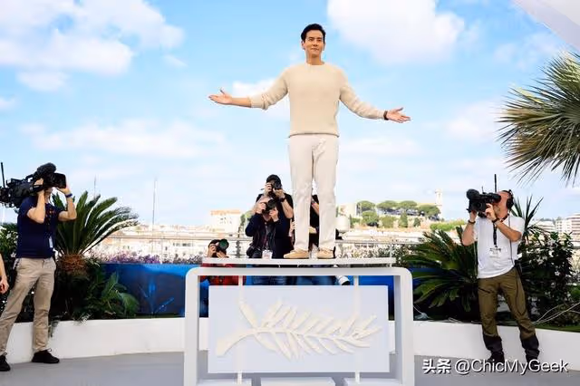 彭于晏一蹦三尺高搶鏡坎城!帶愛犬亮相,串門別劇組紅毯!
