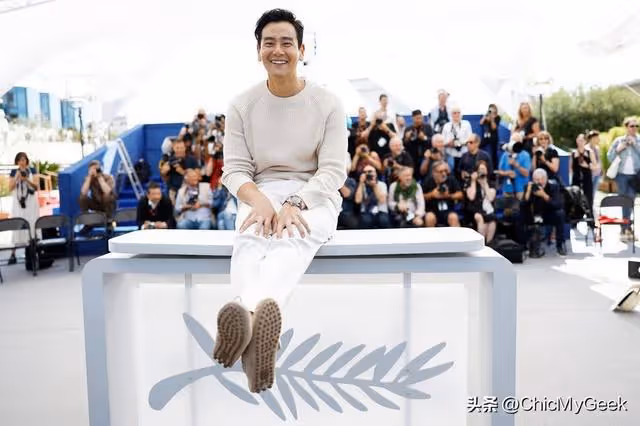 彭于晏一蹦三尺高搶鏡坎城!帶愛犬亮相,串門別劇組紅毯!