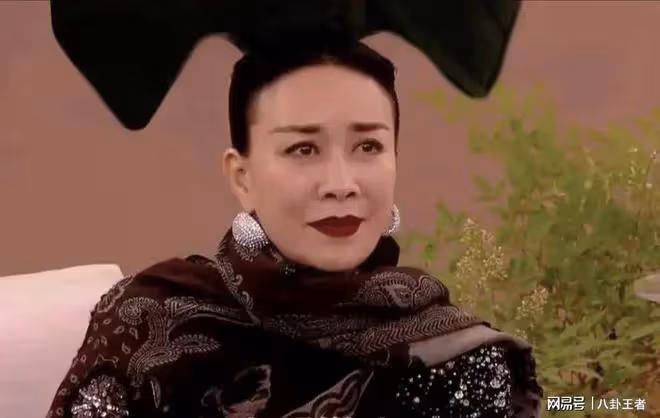 央媒痛批「啞巴歌手」!習慣假唱錄播半開麥,一直播就露餡變啞巴