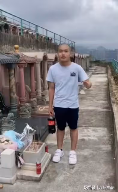 痛心!黃家駒墓碑遭惡意破壞,遺照被毀,黃貫中與葉世榮憤怒譴責