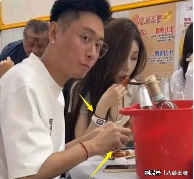 張嘉倪哭暈!前夫買超為美女剝蝦,新歡身材火辣戴百萬名表太囂張