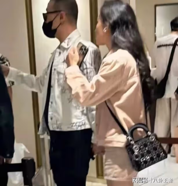 曝汪峰再婚?帶新女友見家人,十指緊扣超寵溺,章子怡付出遭辜負