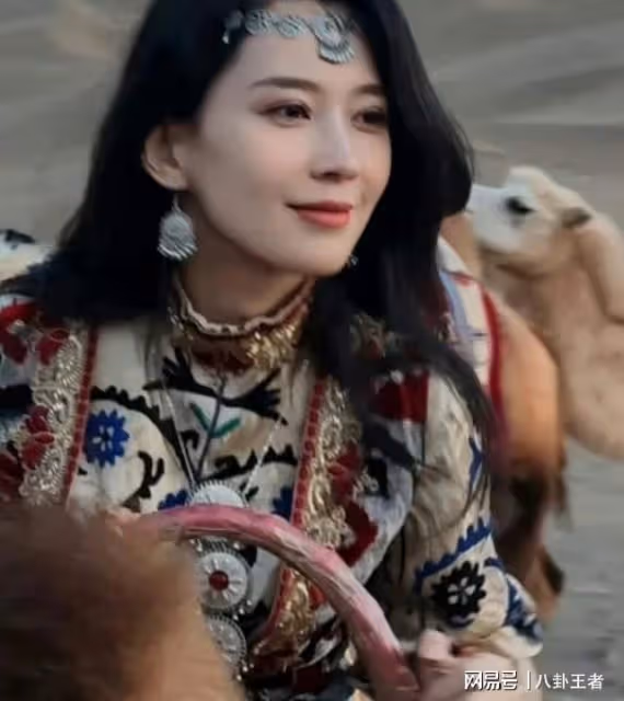 曝汪峰再婚?帶新女友見家人,十指緊扣超寵溺,章子怡付出遭辜負