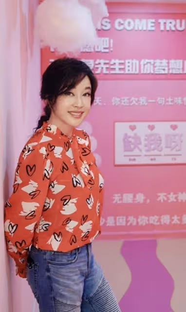 71歲劉曉慶也太美了吧?穿花襯衫+牛仔褲+麻花辮,完全沒有大媽味