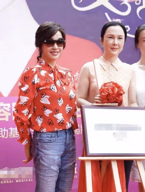 71歲劉曉慶也太美了吧?穿花襯衫+牛仔褲+麻花辮,完全沒有大媽味