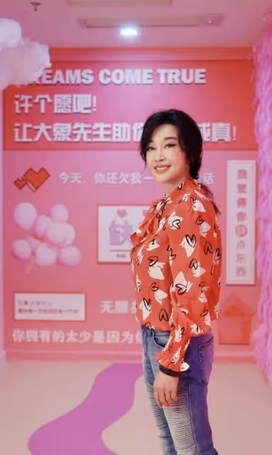 71歲劉曉慶也太美了吧?穿花襯衫+牛仔褲+麻花辮,完全沒有大媽味