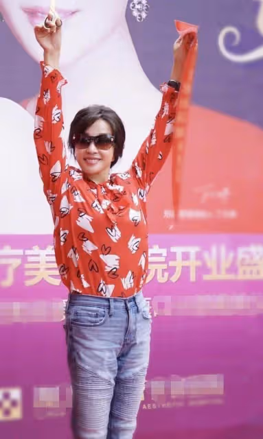 71歲劉曉慶也太美了吧?穿花襯衫+牛仔褲+麻花辮,完全沒有大媽味