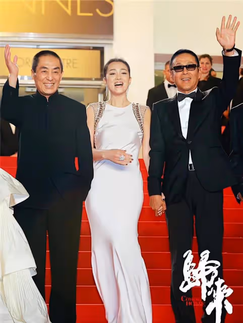 58歲鞏俐不走尋常路,身材壯碩又敢穿,年過半百穿掛脖裙特有韻味