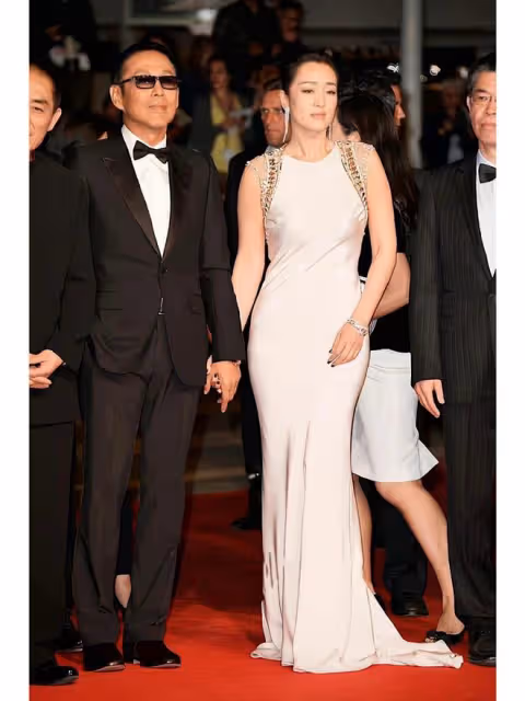 58歲鞏俐不走尋常路,身材壯碩又敢穿,年過半百穿掛脖裙特有韻味