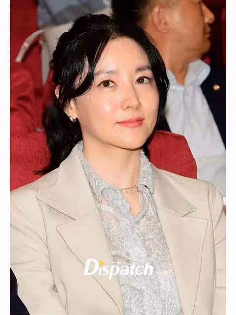 52歲李英愛帶火了一種新穿法:「外面是精英裡面是富婆」,太洋氣