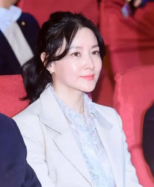 52歲李英愛帶火了一種新穿法:「外面是精英裡面是富婆」,太洋氣