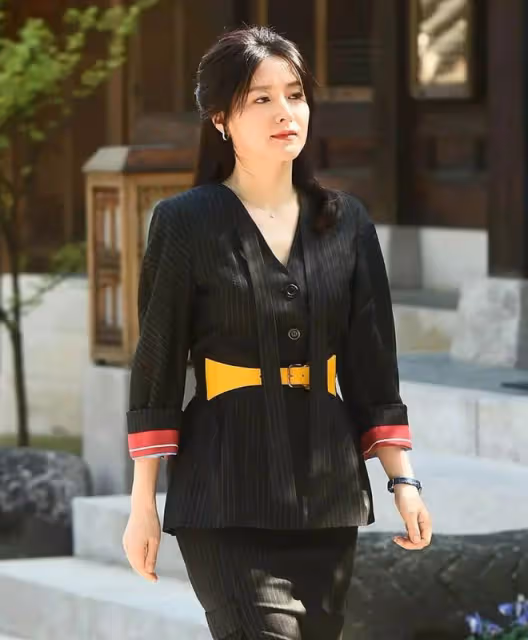 52歲李英愛帶火了一種新穿法:「外面是精英裡面是富婆」,太洋氣