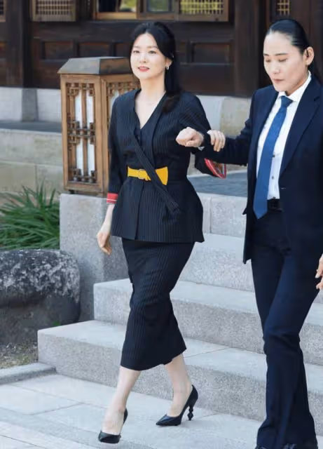 52歲李英愛帶火了一種新穿法:「外面是精英裡面是富婆」,太洋氣