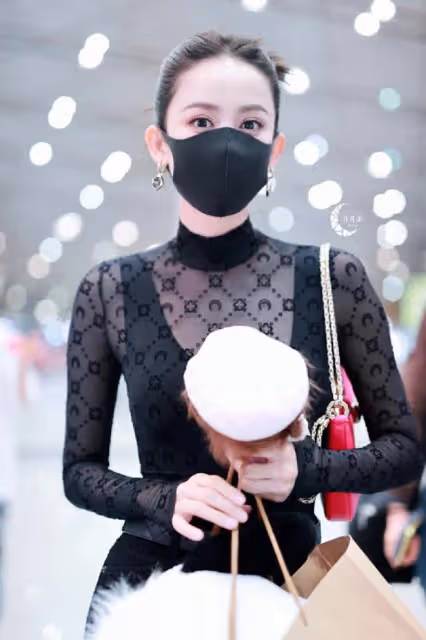 古力娜扎帶火了一種新穿法:透視裝+背心+小黑褲,31歲美出新高度