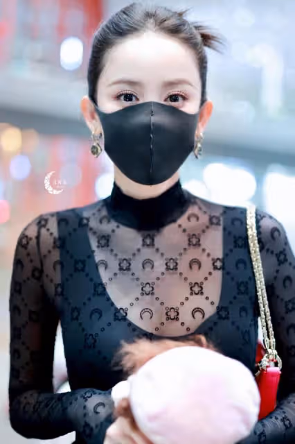 古力娜扎帶火了一種新穿法:透視裝+背心+小黑褲,31歲美出新高度