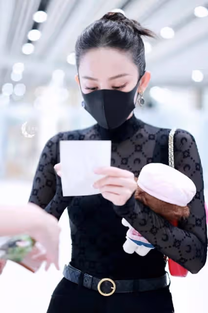 古力娜扎帶火了一種新穿法:透視裝+背心+小黑褲,31歲美出新高度