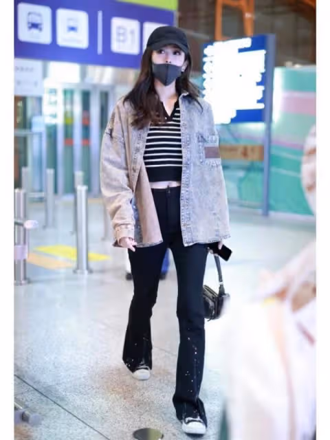 古力娜扎帶火了一種新穿法:透視裝+背心+小黑褲,31歲美出新高度