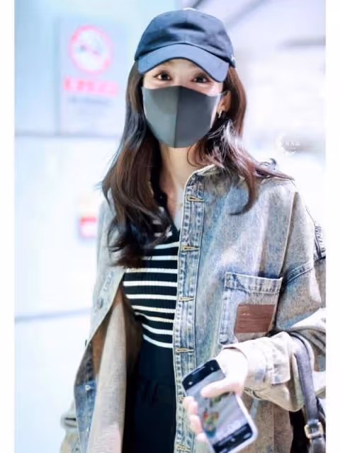 古力娜扎帶火了一種新穿法:透視裝+背心+小黑褲,31歲美出新高度
