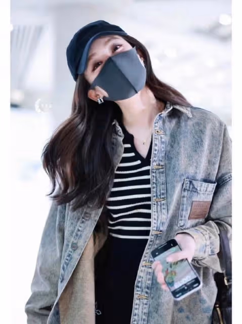 古力娜扎帶火了一種新穿法:透視裝+背心+小黑褲,31歲美出新高度