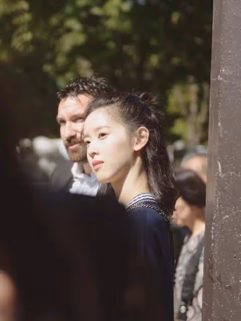 富商老婆章澤天帶火了一種簡約穿法:寬鬆毛衣+短褲,高級又洋氣