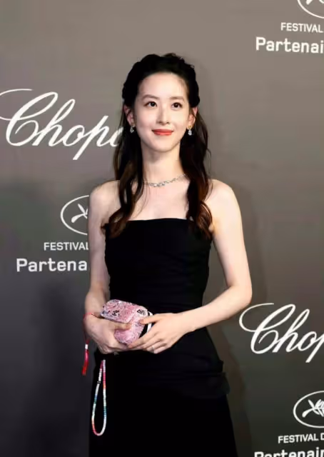 富商老婆章澤天帶火了一種簡約穿法:寬鬆毛衣+短褲,高級又洋氣