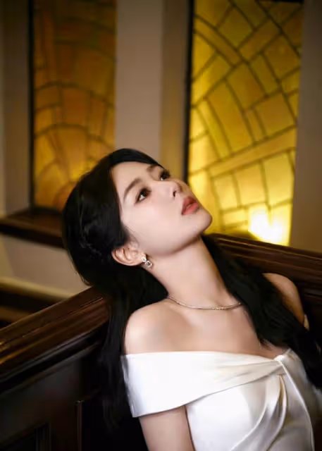 又被楊紫驚艷到！穿掛脖連衣裙直接露出內衣，扎丸子頭美出新高度