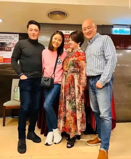林心如攜霍建華給爸媽慶生!她47歲穿衛衣像少女,老公卻胖出肚腩