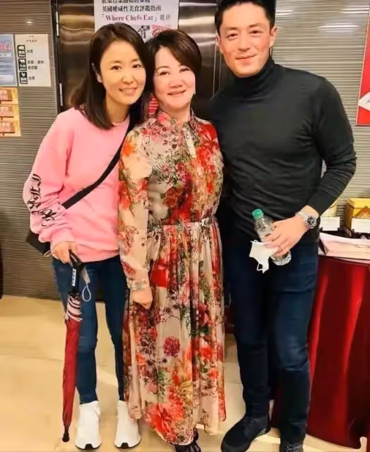 林心如攜霍建華給爸媽慶生!她47歲穿衛衣像少女,老公卻胖出肚腩