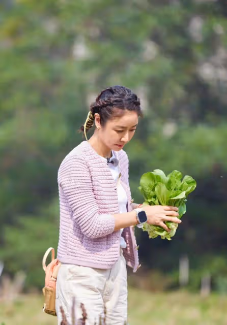 林心如攜霍建華給爸媽慶生!她47歲穿衛衣像少女,老公卻胖出肚腩