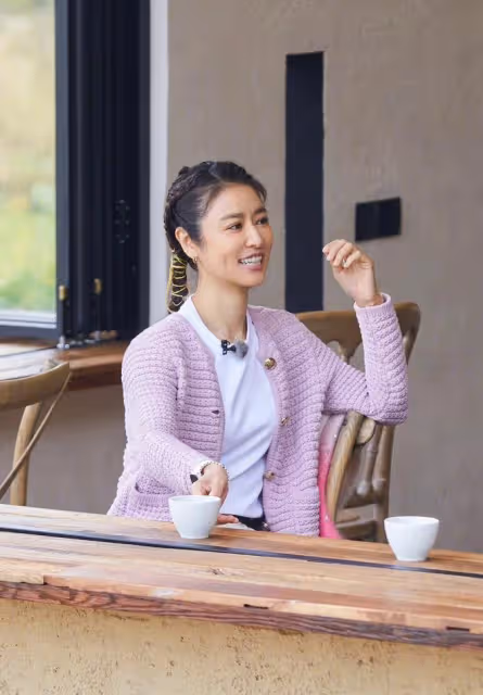 林心如攜霍建華給爸媽慶生!她47歲穿衛衣像少女,老公卻胖出肚腩