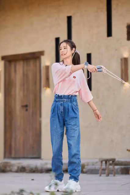 林心如攜霍建華給爸媽慶生！她47歲穿衛衣像少女，老公卻胖出肚腩