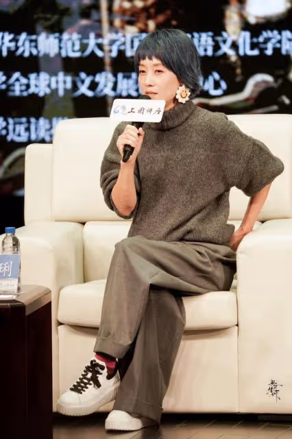 馬伊琍又帶火了一種新穿法:寬鬆毛衣+闊腿褲,一身高級灰真洋氣