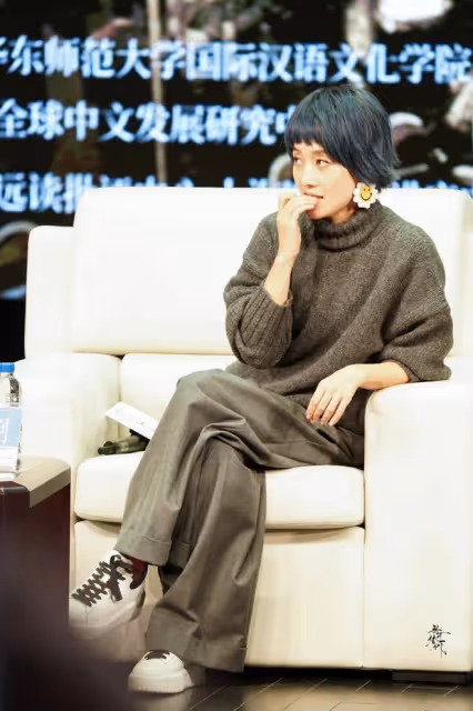 馬伊琍又帶火了一種新穿法:寬鬆毛衣+闊腿褲,一身高級灰真洋氣
