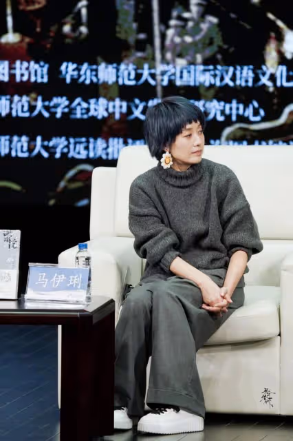 馬伊琍又帶火了一種新穿法:寬鬆毛衣+闊腿褲,一身高級灰真洋氣