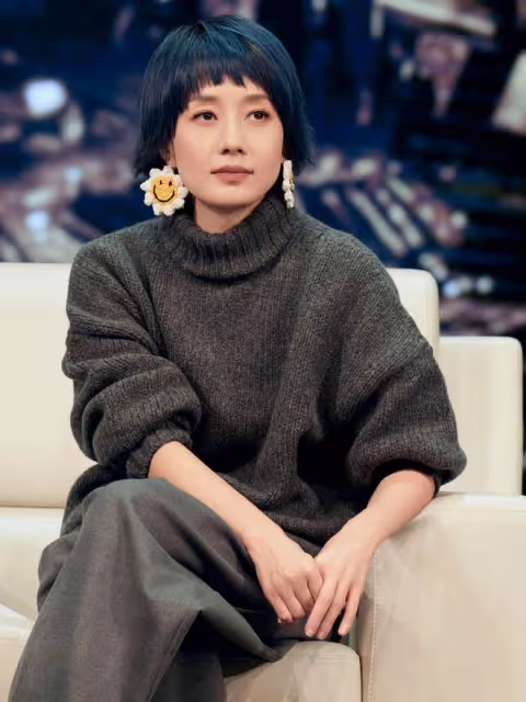 馬伊琍又帶火了一種新穿法:寬鬆毛衣+闊腿褲,一身高級灰真洋氣