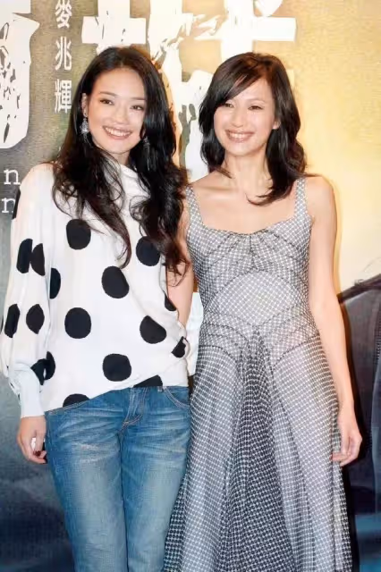 49歲徐靜蕾與47歲舒淇同框!一個美艷一個文藝,都沒當媽很顯年輕