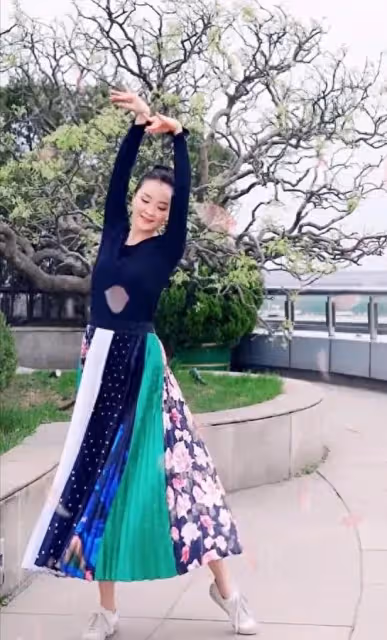 49歲王艷在2億豪宅花園裡跳舞,穿印花裙+扎丸子頭,沒野心照樣美