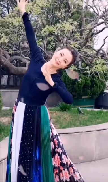 49歲王艷在2億豪宅花園裡跳舞,穿印花裙+扎丸子頭,沒野心照樣美