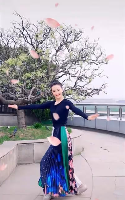 49歲王艷在2億豪宅花園裡跳舞,穿印花裙+扎丸子頭,沒野心照樣美