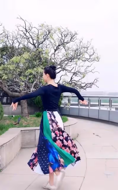 49歲王艷在2億豪宅花園裡跳舞，穿印花裙+扎丸子頭，沒野心照樣美